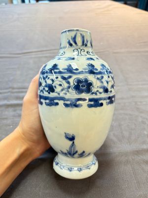 A Chinese blue and white jug and an Imari-style tankard, Transitional period/Kangxi — foto 4