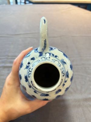 A Chinese blue and white jug and an Imari-style tankard, Transitional period/Kangxi — foto 5