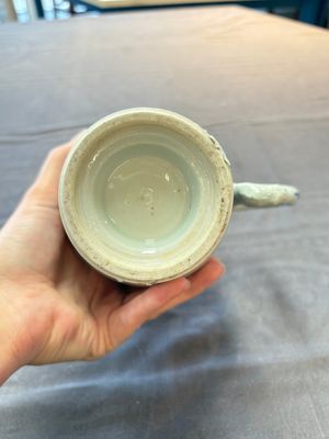 A Chinese blue and white jug and an Imari-style tankard, Transitional period/Kangxi — foto 6