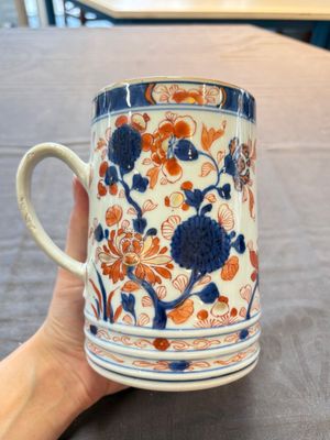A Chinese blue and white jug and an Imari-style tankard, Transitional period/Kangxi — foto 7
