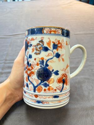 A Chinese blue and white jug and an Imari-style tankard, Transitional period/Kangxi — foto 9