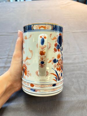 A Chinese blue and white jug and an Imari-style tankard, Transitional period/Kangxi — foto 10