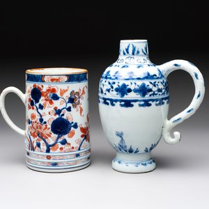 A Chinese blue and white jug and an Imari-style tankard, Transitional period/Kangxi — foto 1
