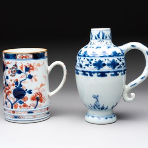 A Chinese blue and white jug and an Imari-style tankard, Transitional period/Kangxi — foto 2