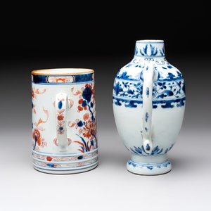 A Chinese blue and white jug and an Imari-style tankard, Transitional period/Kangxi — foto 3