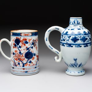 A Chinese blue and white jug and an Imari-style tankard, Transitional period/Kangxi — foto 4