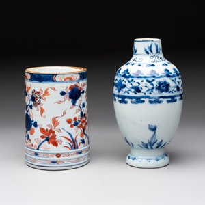A Chinese blue and white jug and an Imari-style tankard, Transitional period/Kangxi — foto 5