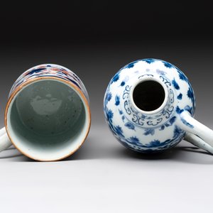 A Chinese blue and white jug and an Imari-style tankard, Transitional period/Kangxi — foto 6