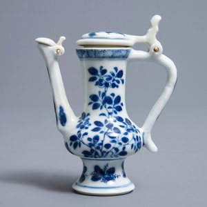 A Chinese blue and white jug and cover after a pewter example, Kangxi — 照片 1