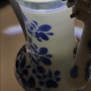 A Chinese blue and white jug and cover after a pewter example, Kangxi — 照片 18