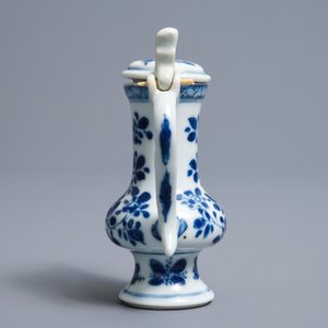 A Chinese blue and white jug and cover after a pewter example, Kangxi — 照片 4