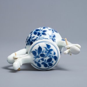 A Chinese blue and white jug and cover after a pewter example, Kangxi — 照片 6