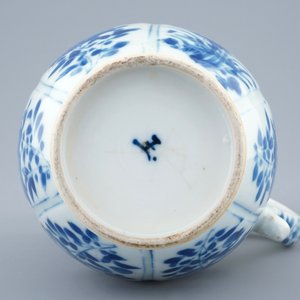 A Chinese blue and white jug and cover, Kangxi — 照片 3