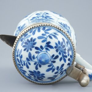 A Chinese blue and white jug and cover, Kangxi — 照片 4