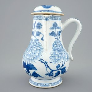 A Chinese blue and white jug with cover, Kangxi — photo 2