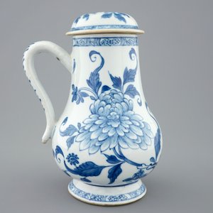 A Chinese blue and white jug with cover, Kangxi — photo 4