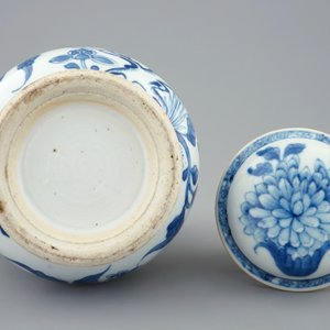 A Chinese blue and white jug with cover, Kangxi — photo 6