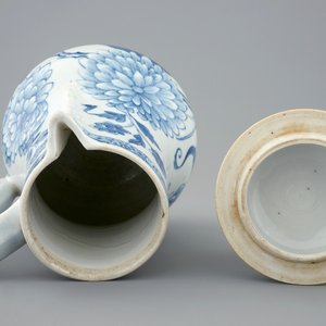 A Chinese blue and white jug with cover, Kangxi — photo 7