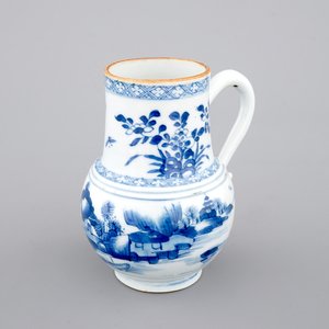 A Chinese blue and white jug with figures in a landscape, 18th C. — 照片 1