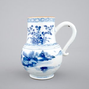 A Chinese blue and white jug with figures in a landscape, 18th C. — 照片 2