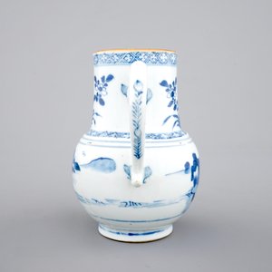 A Chinese blue and white jug with figures in a landscape, 18th C. — 照片 3