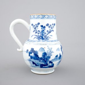 A Chinese blue and white jug with figures in a landscape, 18th C. — 照片 4