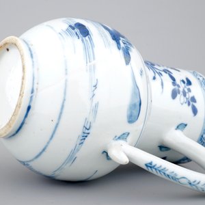 A Chinese blue and white jug with figures in a landscape, 18th C. — 照片 8