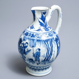 A Chinese blue and white jug with figures in a landscape, Transitional period — 照片 1
