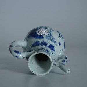 A Chinese blue and white jug with figures in a landscape, Transitional period — 照片 12