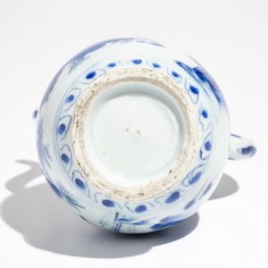 A Chinese blue and white jug with figures in a landscape, Transitional period — 照片 5