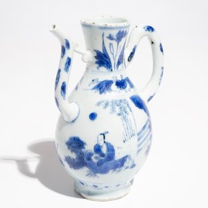 A Chinese blue and white jug with figures in a landscape, Transitional period — 照片 7