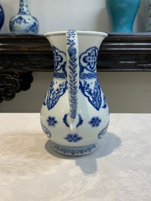 A Chinese blue and white jug with floral design, Kangxi — photo 3