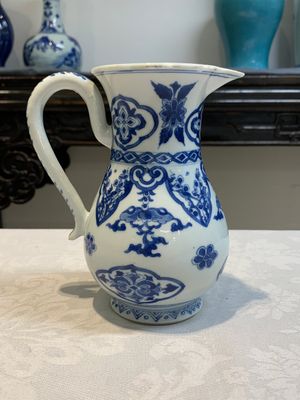 A Chinese blue and white jug with floral design, Kangxi — photo 4