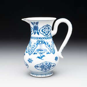 A Chinese blue and white jug with floral design, Kangxi — photo 1