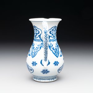 A Chinese blue and white jug with floral design, Kangxi — photo 2