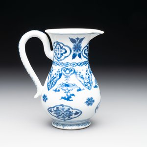 A Chinese blue and white jug with floral design, Kangxi — photo 3