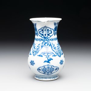 A Chinese blue and white jug with floral design, Kangxi — photo 4