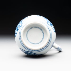 A Chinese blue and white jug with floral design, Kangxi — photo 5