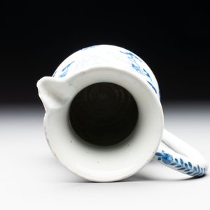 A Chinese blue and white jug with floral design, Kangxi — photo 6