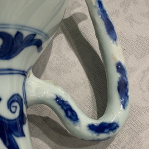 A Chinese blue and white jug with floral design, Transitional period — 照片 11
