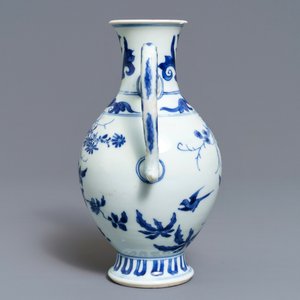 A Chinese blue and white jug with floral design, Transitional period — 照片 5