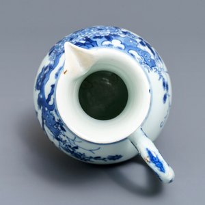 A Chinese blue and white jug with floral design, Transitional period — 照片 6
