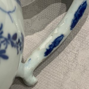 A Chinese blue and white jug with floral design, Transitional period — 照片 8
