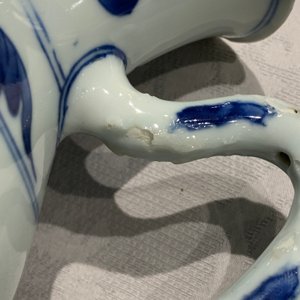 A Chinese blue and white jug with floral design, Transitional period — 照片 10
