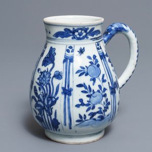 A Chinese blue and white jug with floral design, Wanli — photo 1