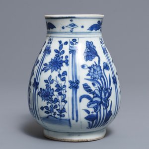 A Chinese blue and white jug with floral design, Wanli — photo 3