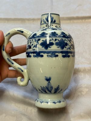 A Chinese blue and white 'Floral' jug, Transitional period — foto 1