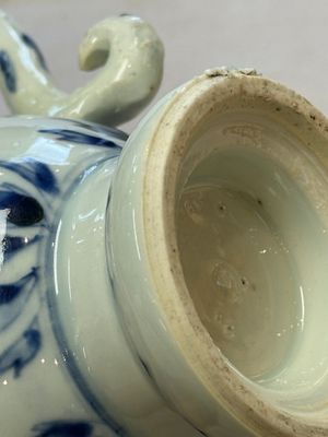 A Chinese blue and white 'Floral' jug, Transitional period — foto 13
