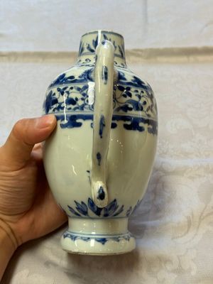 A Chinese blue and white 'Floral' jug, Transitional period — foto 4