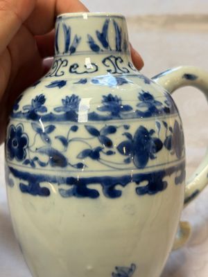 A Chinese blue and white 'Floral' jug, Transitional period — foto 7